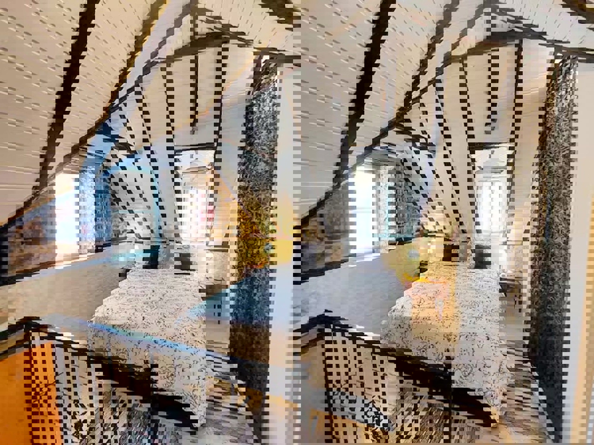 K. Sućurac, casa a schiera di 50 m2 nel centro del paese, a 50 m dal mare