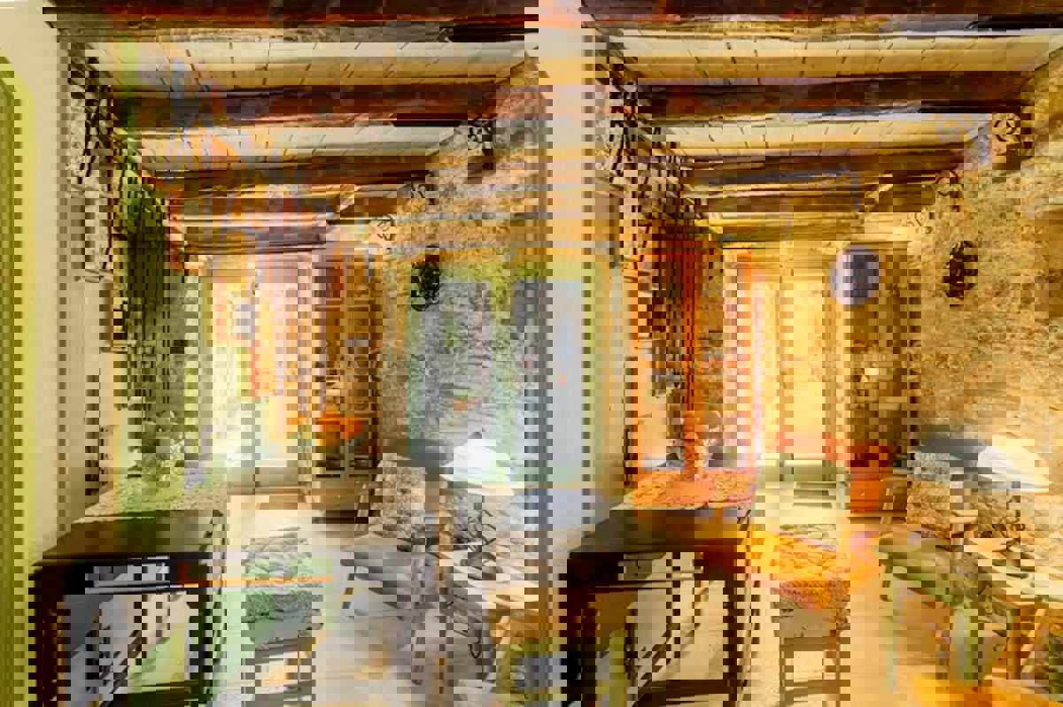 K. Sućurac, casa a schiera di 50 m2 nel centro del paese, a 50 m dal mare