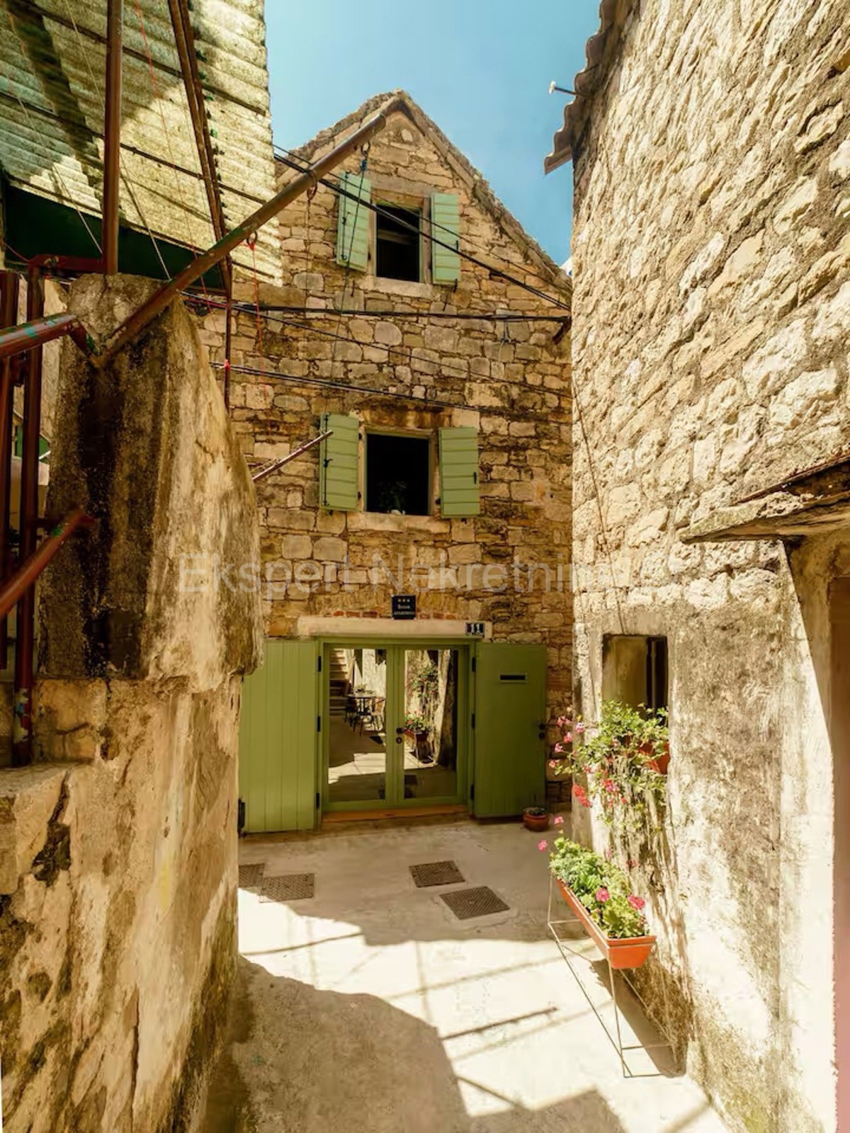 K. Sućurac, casa a schiera di 50 m2 nel centro del paese, a 50 m dal mare