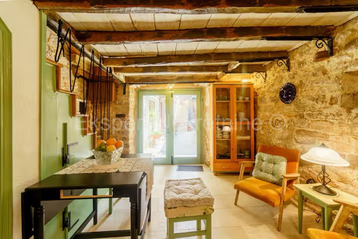 K. Sućurac, casa a schiera di 50 m2 nel centro del paese, a 50 m dal mare