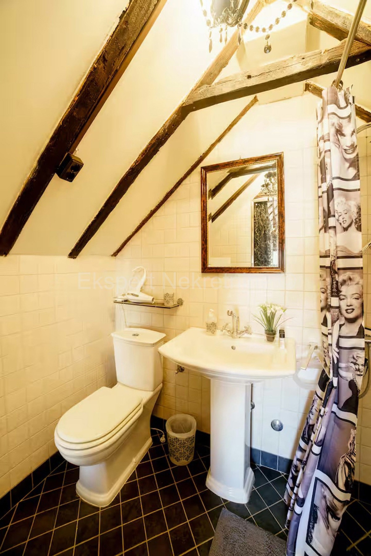 K. Sućurac, casa a schiera di 50 m2 nel centro del paese, a 50 m dal mare