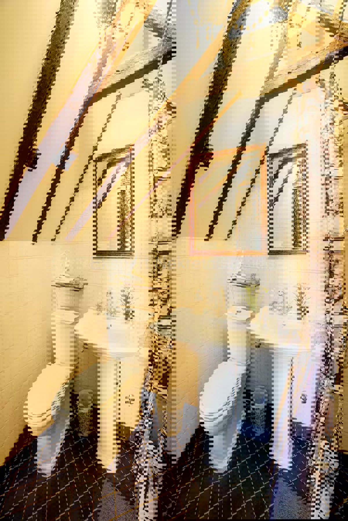 K. Sućurac, casa a schiera di 50 m2 nel centro del paese, a 50 m dal mare