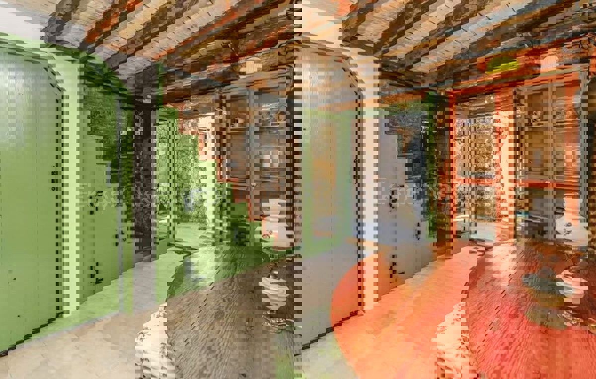 K. Sućurac, casa a schiera di 50 m2 nel centro del paese, a 50 m dal mare