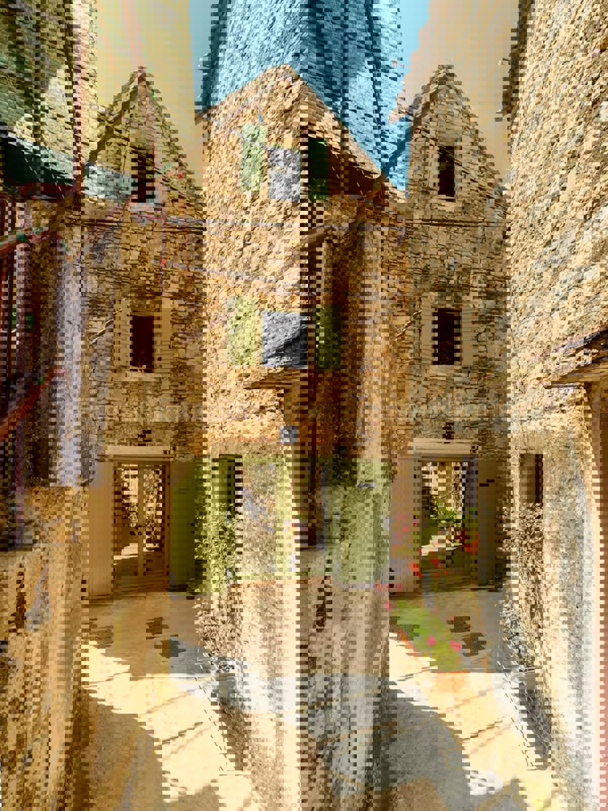 K. Sućurac, casa a schiera di 50 m2 nel centro del paese, a 50 m dal mare