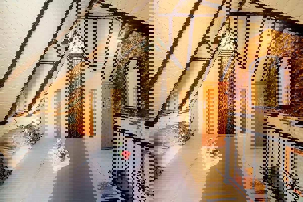 K. Sućurac, casa a schiera di 50 m2 nel centro del paese, a 50 m dal mare