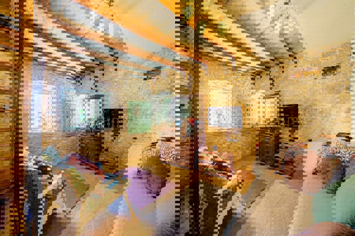 K. Sućurac, casa a schiera di 50 m2 nel centro del paese, a 50 m dal mare