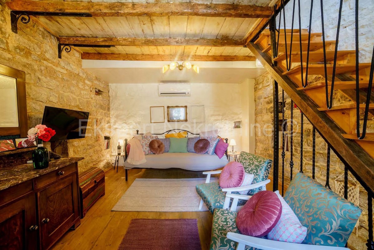 K. Sućurac, casa a schiera di 50 m2 nel centro del paese, a 50 m dal mare