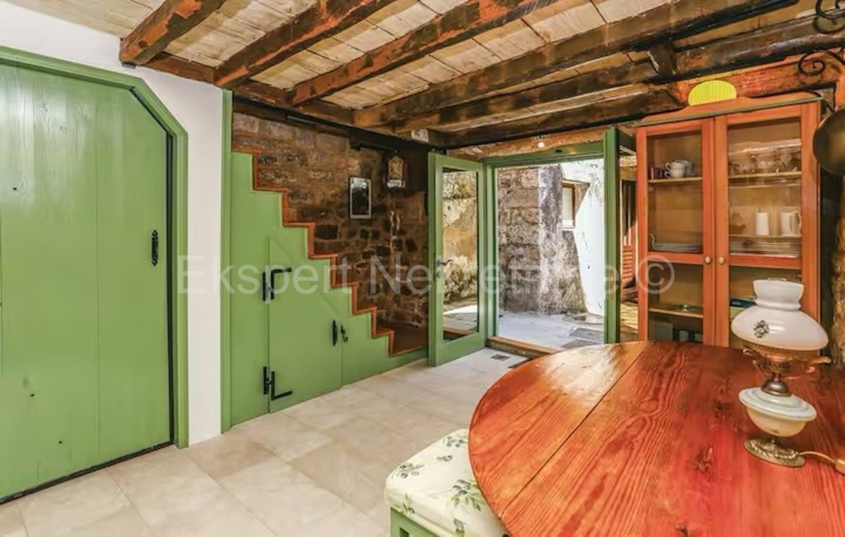 K. Sućurac, casa a schiera di 50 m2 nel centro del paese, a 50 m dal mare