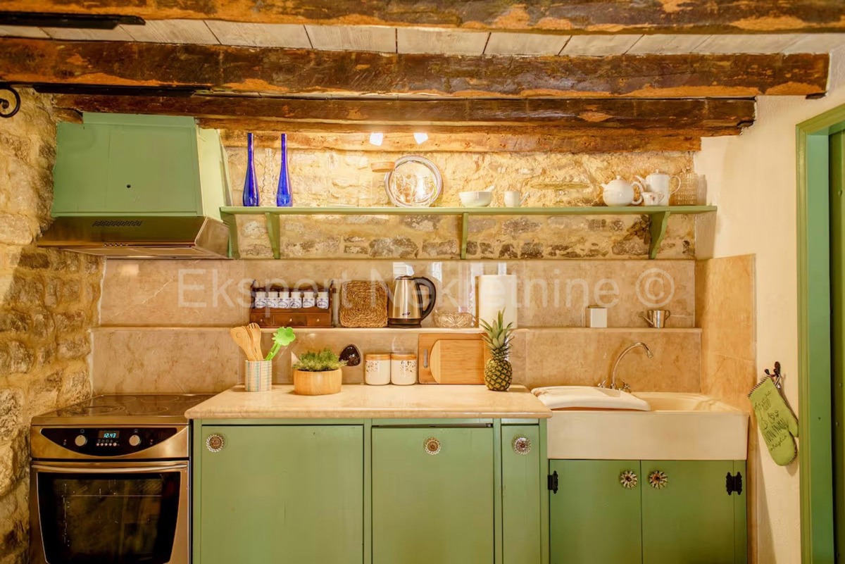 K. Sućurac, casa a schiera di 50 m2 nel centro del paese, a 50 m dal mare