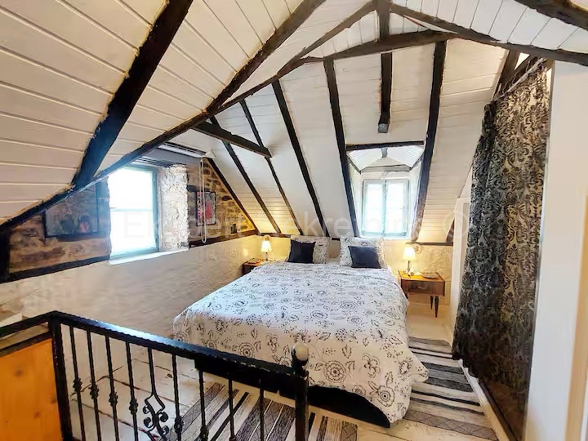 K. Sućurac, casa a schiera di 50 m2 nel centro del paese, a 50 m dal mare