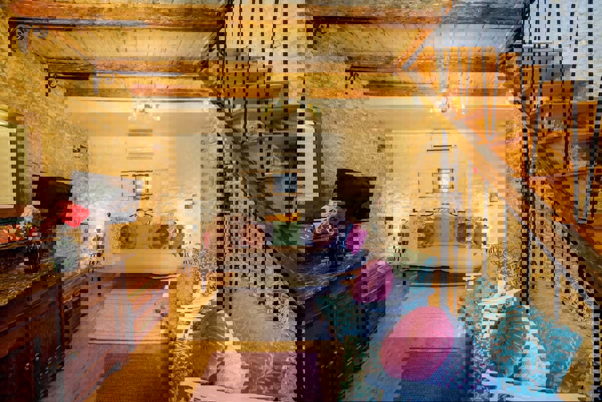 K. Sućurac, casa a schiera di 50 m2 nel centro del paese, a 50 m dal mare