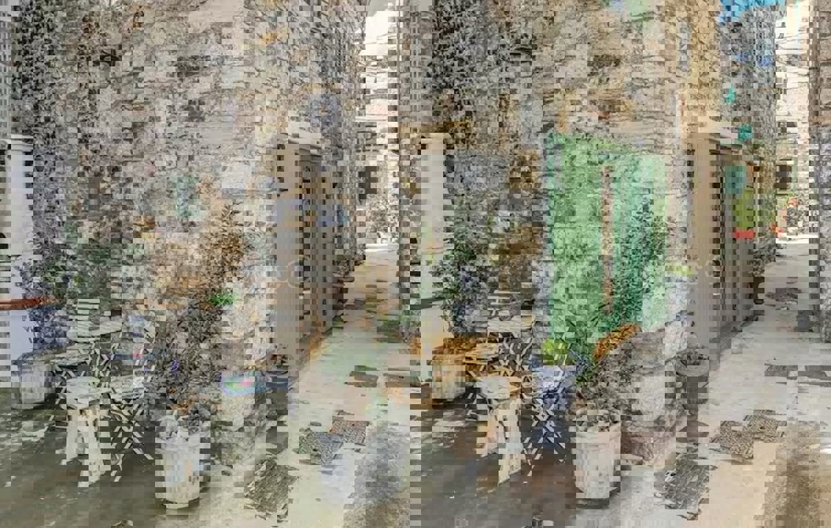 K. Sućurac, casa a schiera di 50 m2 nel centro del paese, a 50 m dal mare