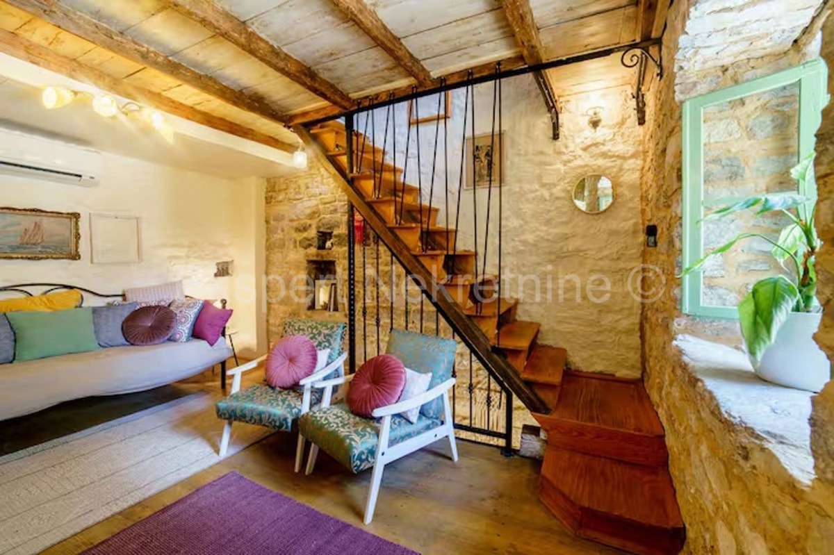 K. Sućurac, casa a schiera di 50 m2 nel centro del paese, a 50 m dal mare