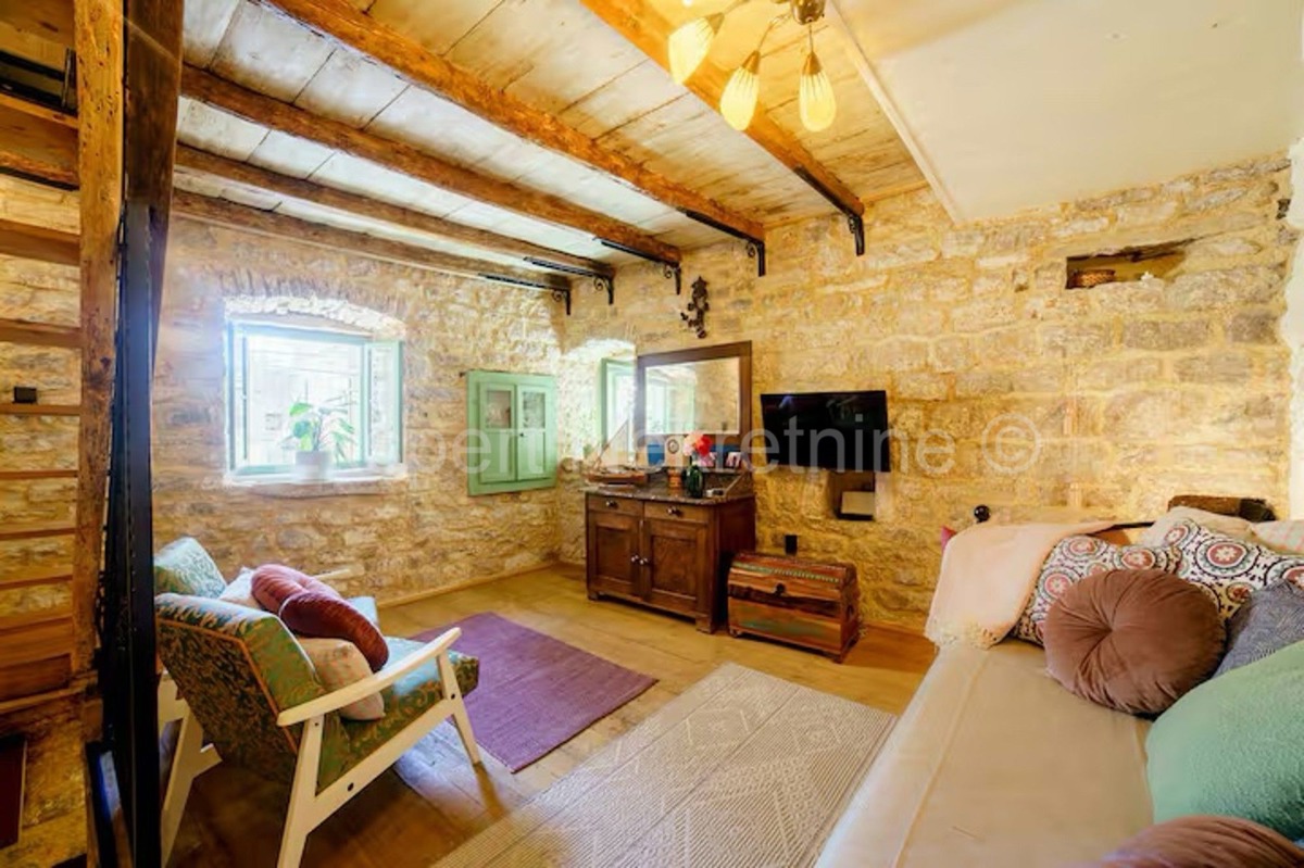 K. Sućurac, casa a schiera di 50 m2 nel centro del paese, a 50 m dal mare