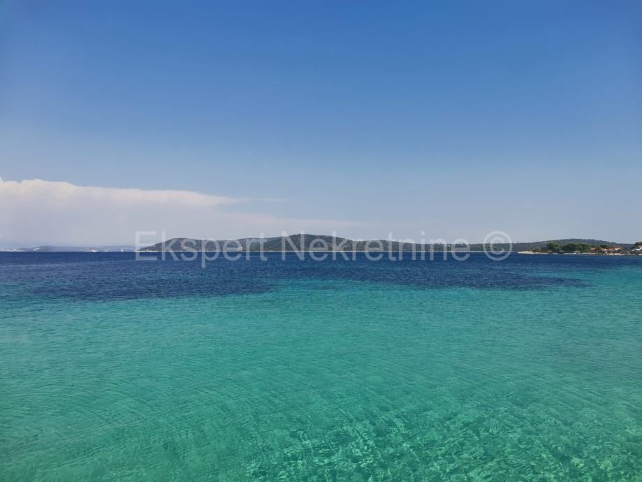 Trogir-Dintorni, Drvenik Mali, terreno edificabile 1052m2, a 150m dal mare