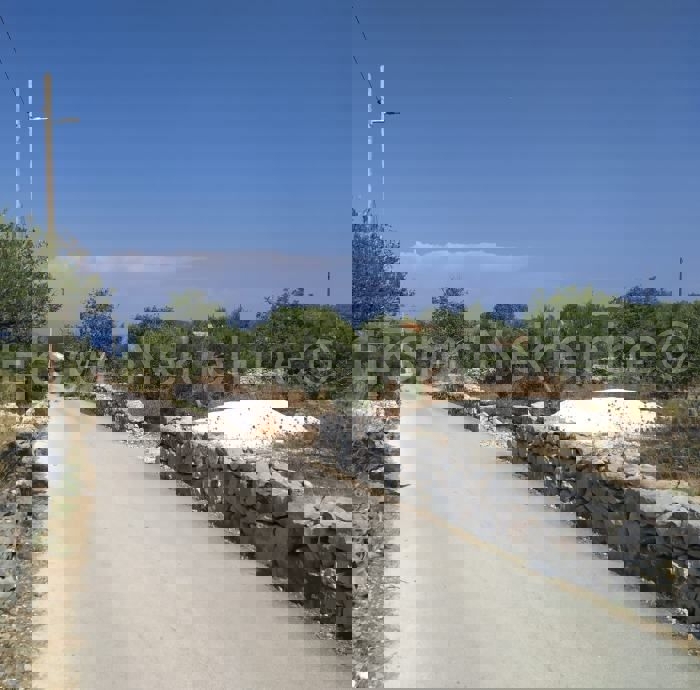 Trogir-Dintorni, Drvenik Mali, terreno edificabile 1052m2, a 150m dal mare