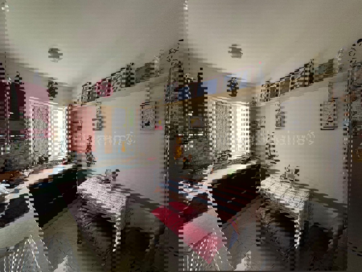Spalato, Škrape, appartamento con tre camere da letto di 75,6 m2 al 1° piano, ottima posizione!!