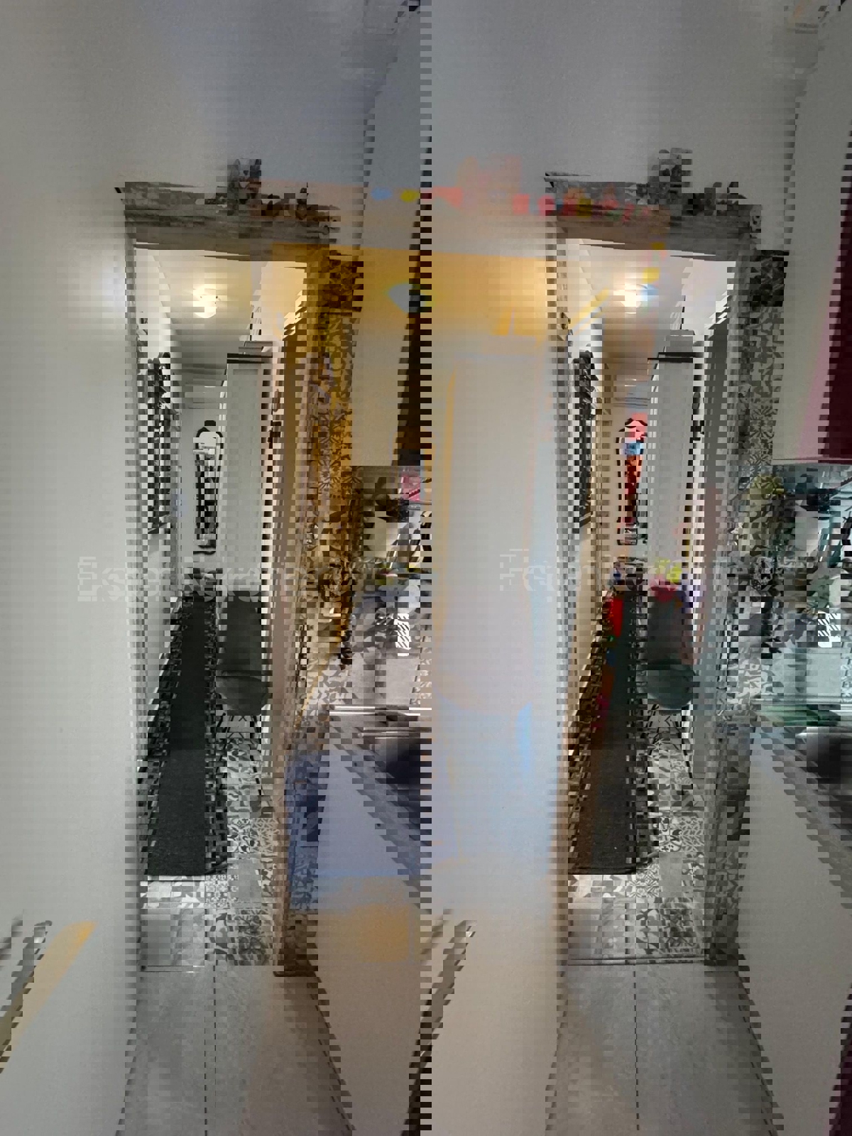 Spalato, Škrape, appartamento con tre camere da letto di 75,6 m2 al 1° piano, ottima posizione!!