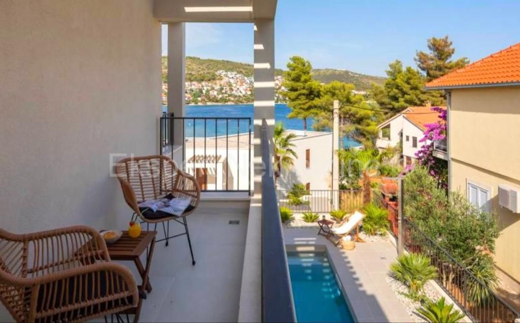 Čiovo,Okrug G., villa di lusso 280 m2 con piscina, SECONDA FILA AL MARE!!!