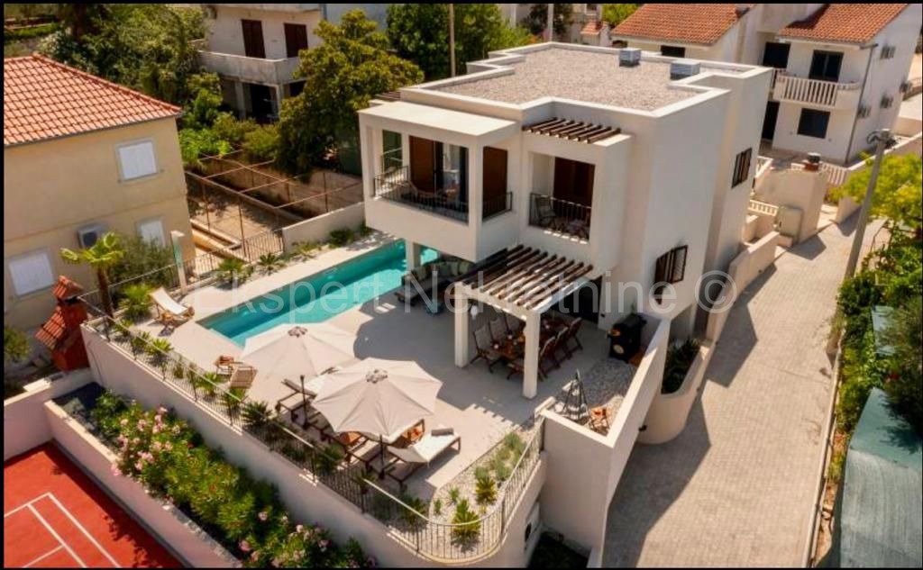 Čiovo,Okrug G., villa di lusso 280 m2 con piscina, SECONDA FILA AL MARE!!!