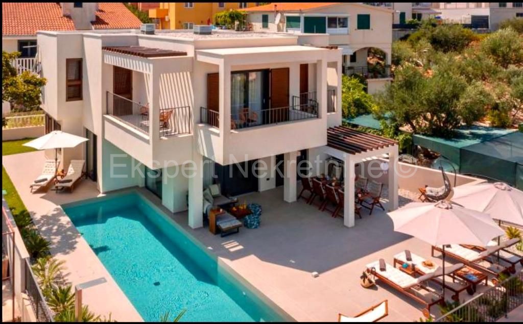 Čiovo,Okrug G., villa di lusso 280 m2 con piscina, SECONDA FILA AL MARE!!!