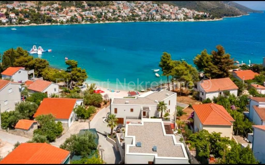 Čiovo,Okrug G., villa di lusso 280 m2 con piscina, SECONDA FILA AL MARE!!!