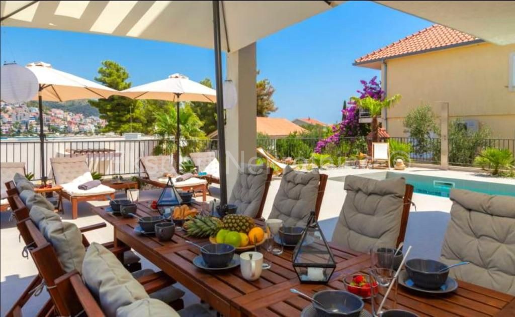 Čiovo,Okrug G., villa di lusso 280 m2 con piscina, SECONDA FILA AL MARE!!!