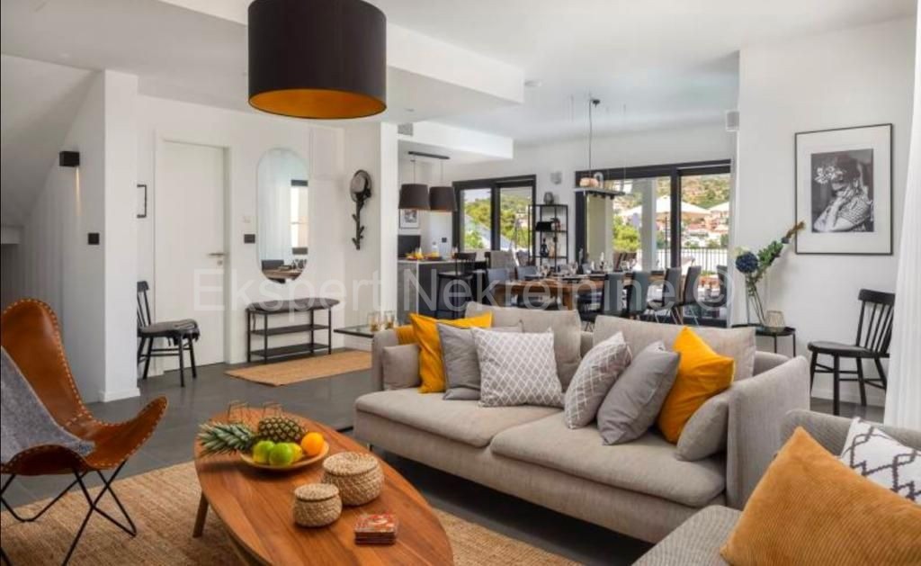 Čiovo,Okrug G., villa di lusso 280 m2 con piscina, SECONDA FILA AL MARE!!!