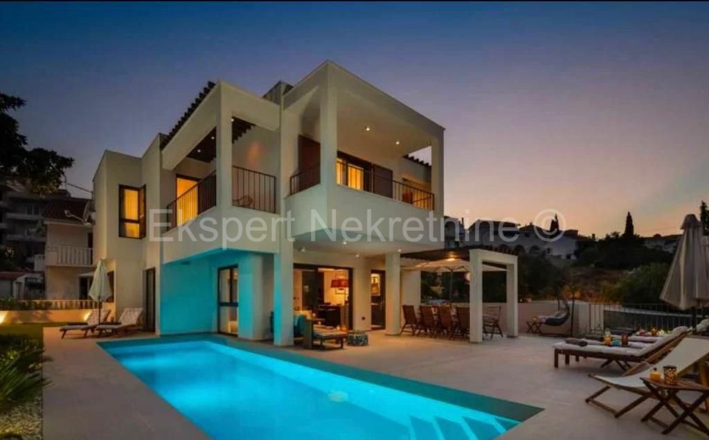 Čiovo,Okrug G., villa di lusso 280 m2 con piscina, SECONDA FILA AL MARE!!!