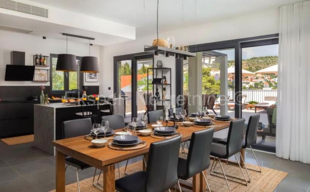 Čiovo,Okrug G., villa di lusso 280 m2 con piscina, SECONDA FILA AL MARE!!!