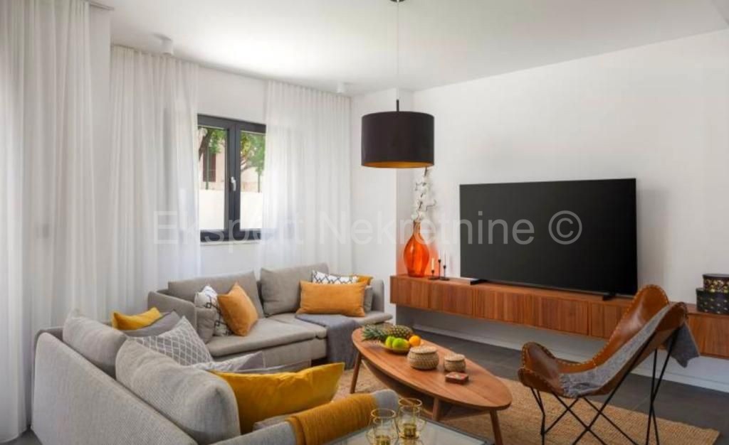 Čiovo,Okrug G., villa di lusso 280 m2 con piscina, SECONDA FILA AL MARE!!!