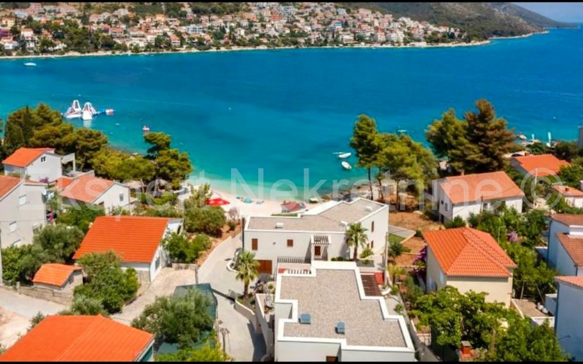 Čiovo,Okrug G., villa di lusso 280 m2 con piscina, SECONDA FILA AL MARE!!!