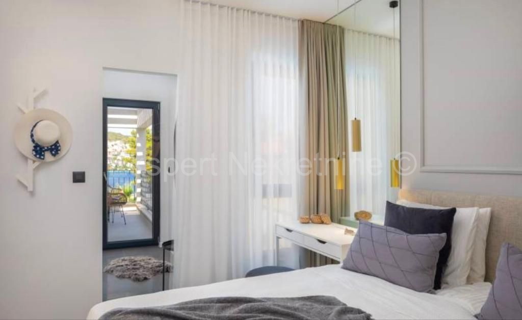 Čiovo,Okrug G., villa di lusso 280 m2 con piscina, SECONDA FILA AL MARE!!!