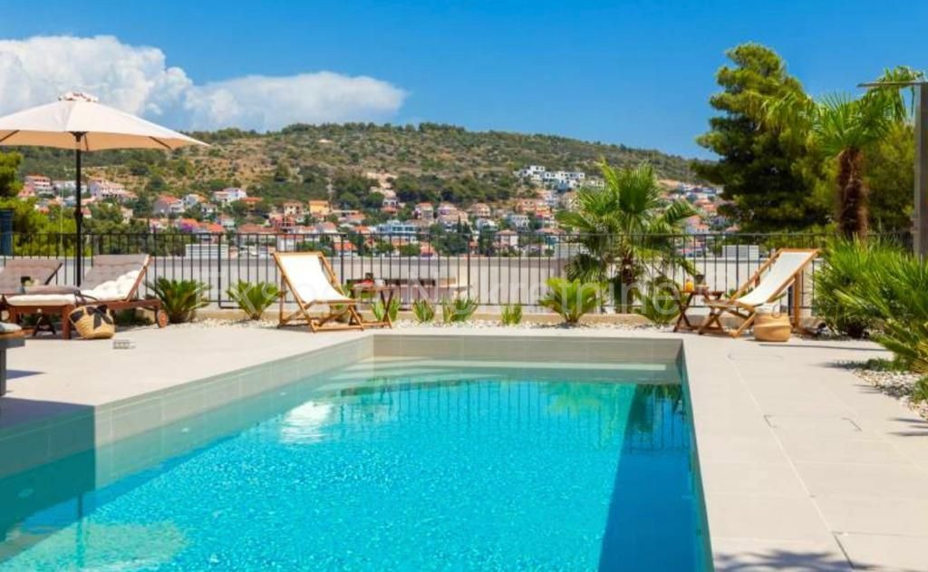 Čiovo,Okrug G., villa di lusso 280 m2 con piscina, SECONDA FILA AL MARE!!!