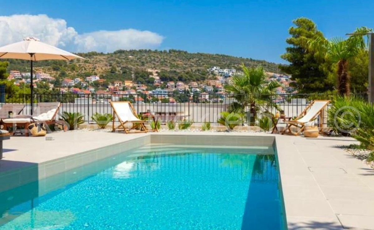 Čiovo,Okrug G., villa di lusso 280 m2 con piscina, SECONDA FILA AL MARE!!!