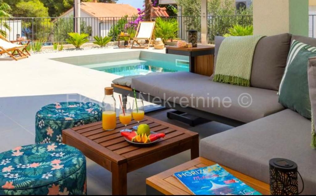 Čiovo,Okrug G., villa di lusso 280 m2 con piscina, SECONDA FILA AL MARE!!!