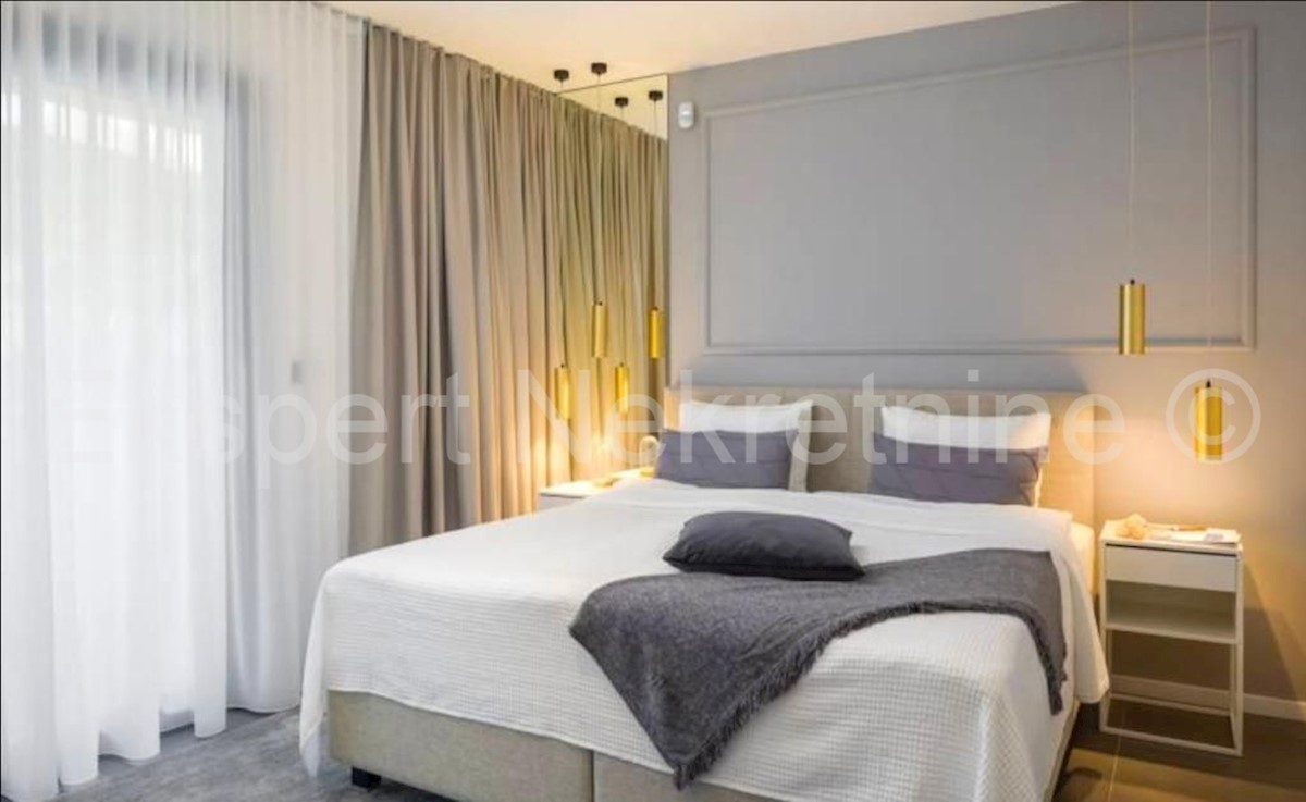 Čiovo,Okrug G., villa di lusso 280 m2 con piscina, SECONDA FILA AL MARE!!!