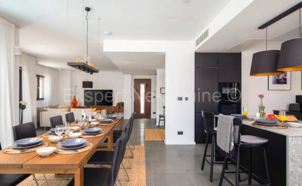 Čiovo,Okrug G., villa di lusso 280 m2 con piscina, SECONDA FILA AL MARE!!!