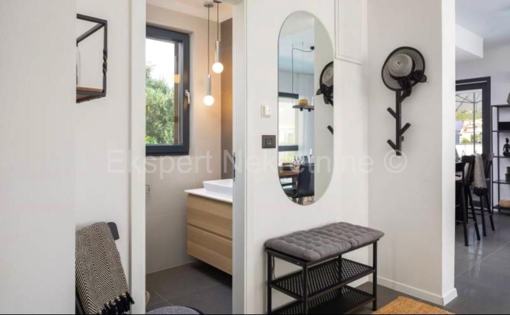 Čiovo,Okrug G., villa di lusso 280 m2 con piscina, SECONDA FILA AL MARE!!!