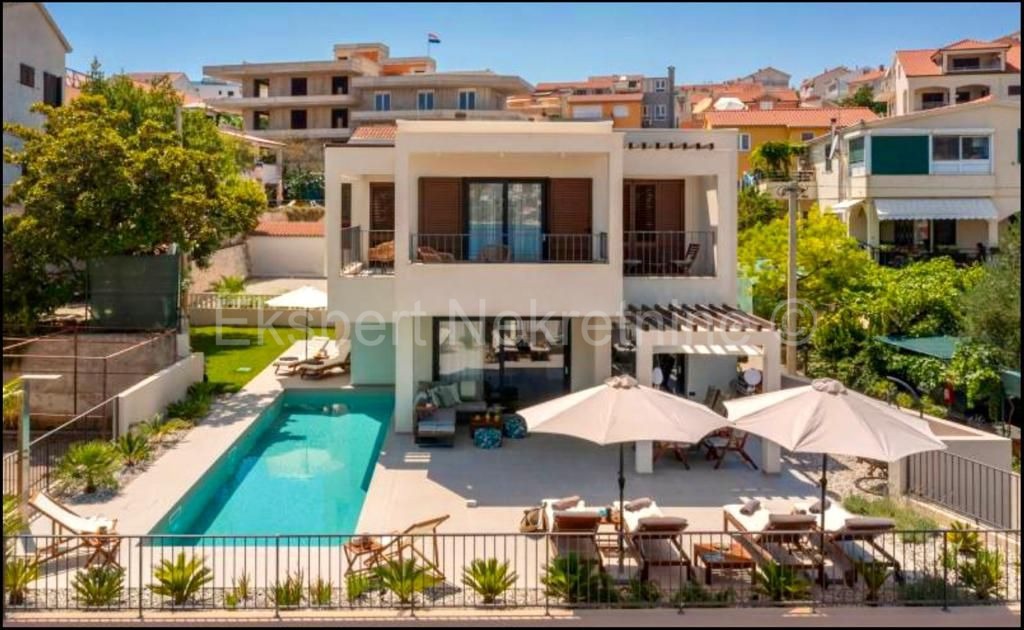 Čiovo,Okrug G., villa di lusso 280 m2 con piscina, SECONDA FILA AL MARE!!!