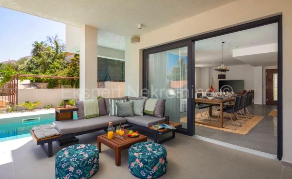 Čiovo,Okrug G., villa di lusso 280 m2 con piscina, SECONDA FILA AL MARE!!!