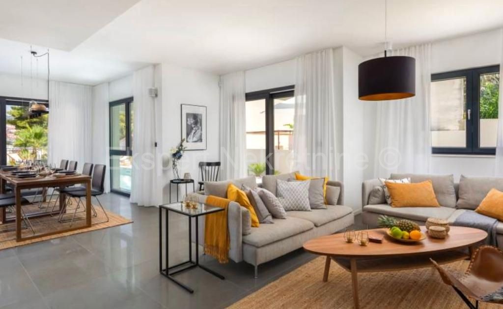 Čiovo,Okrug G., villa di lusso 280 m2 con piscina, SECONDA FILA AL MARE!!!