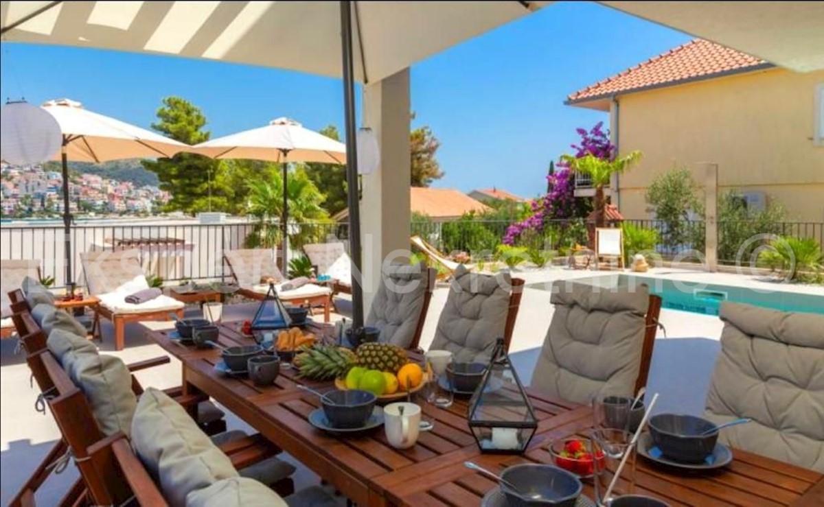Čiovo,Okrug G., villa di lusso 280 m2 con piscina, SECONDA FILA AL MARE!!!