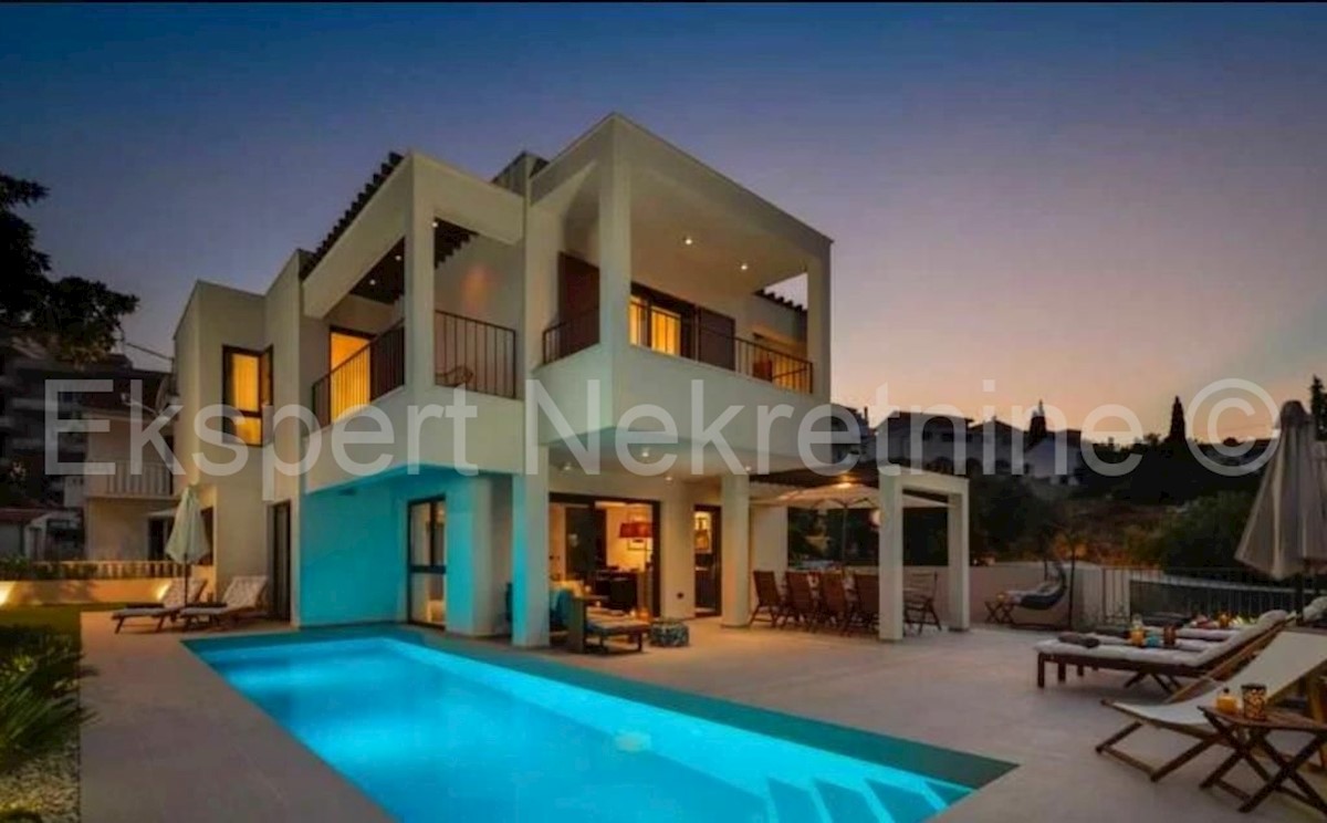 Čiovo,Okrug G., villa di lusso 280 m2 con piscina, SECONDA FILA AL MARE!!!