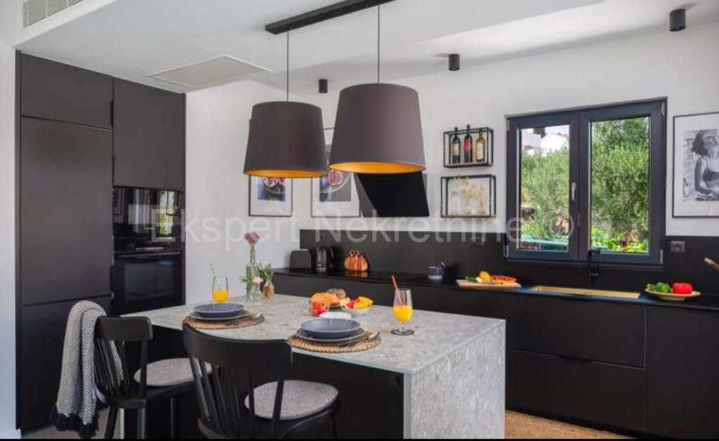 Čiovo,Okrug G., villa di lusso 280 m2 con piscina, SECONDA FILA AL MARE!!!