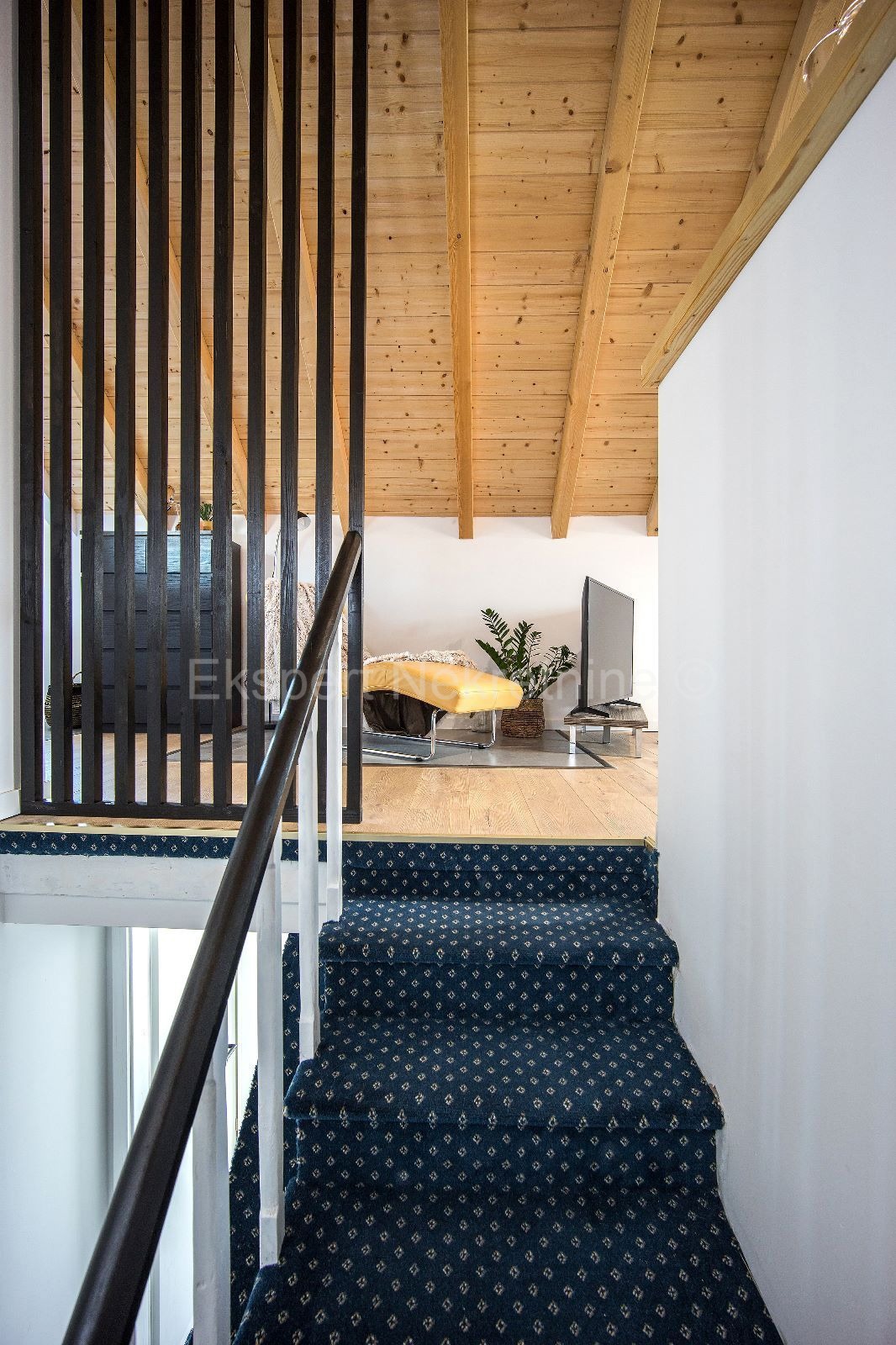 Trogir, Čiovo, detached house 200 m2, completely renovated, 6 studio apartments.