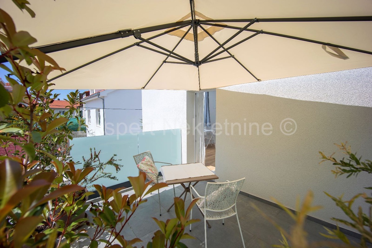 Trogir, Čiovo, detached house 200 m2, completely renovated, 6 studio apartments.