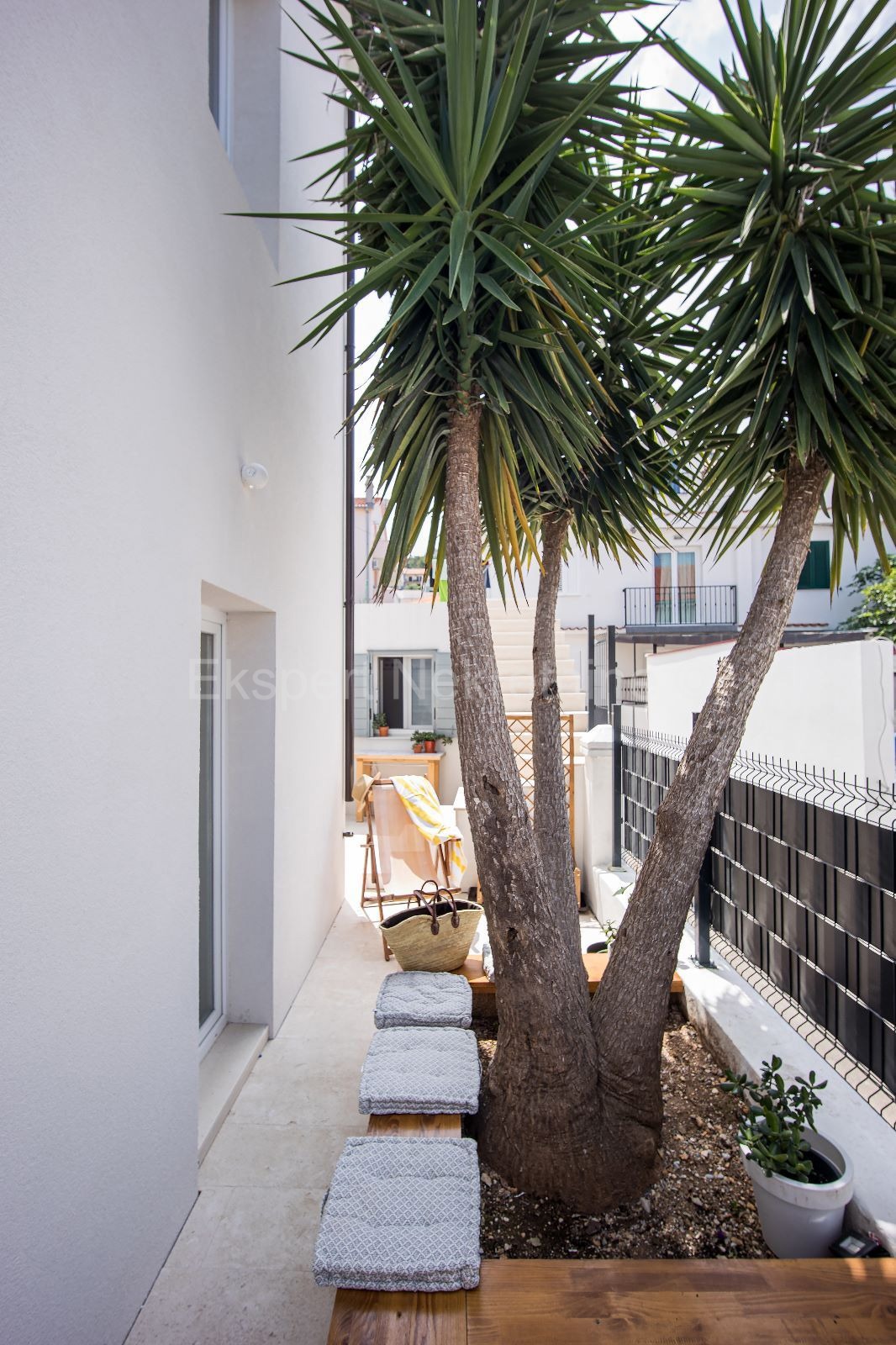 Trogir, Čiovo, detached house 200 m2, completely renovated, 6 studio apartments.