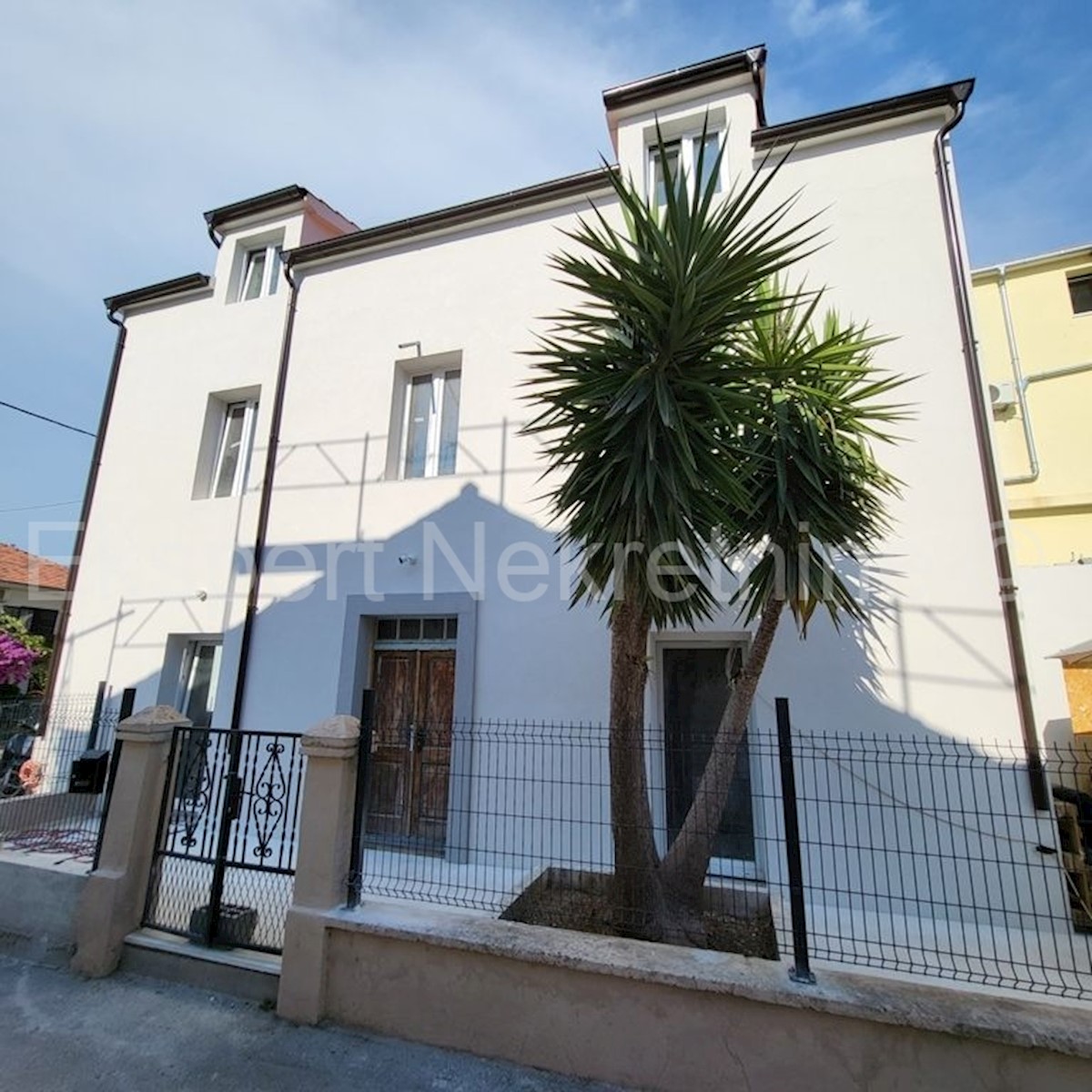 Trogir, Čiovo, detached house 200 m2, completely renovated, 6 studio apartments.