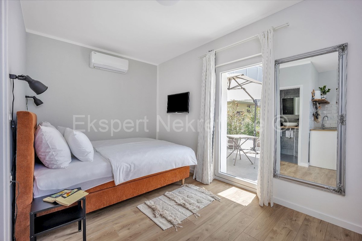 Trogir, Čiovo, detached house 200 m2, completely renovated, 6 studio apartments.